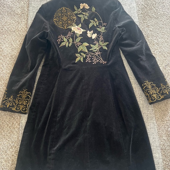 CAbi Black Velvet Embroidered Floral Coat Boho Statement Jacket Size 2 - Picture 10 of 16